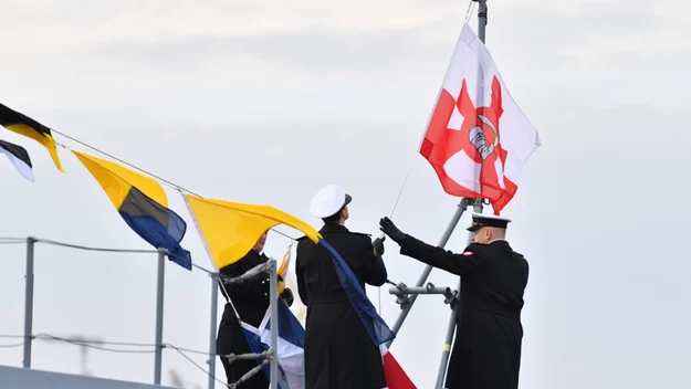 Podniesienie proporca Marynarki Wojennej na dziobowym flagsztoku "Ślązaka"