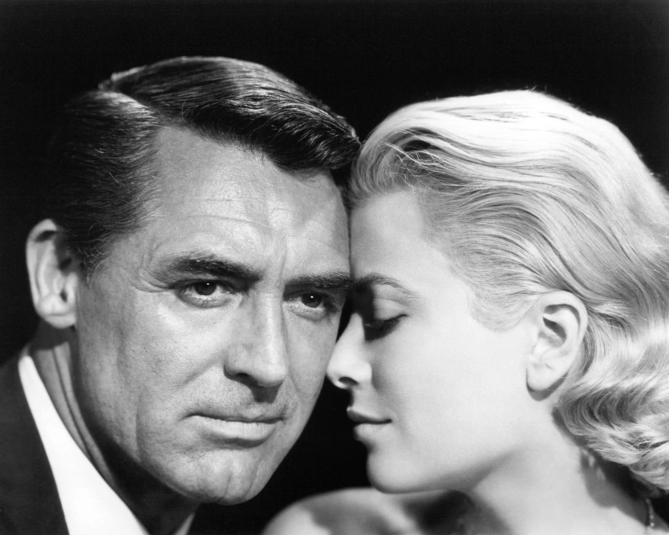 Z nią też romanował. Cary Grant i Grace Kelly w filmie Alfreda Hitchcocka "Złodziej w hotelu" (1955) Z nią też romanował. Cary Grant i Grace Kelly w filmie Alfreda Hitchcocka "Złodziej w hotelu" (1955)