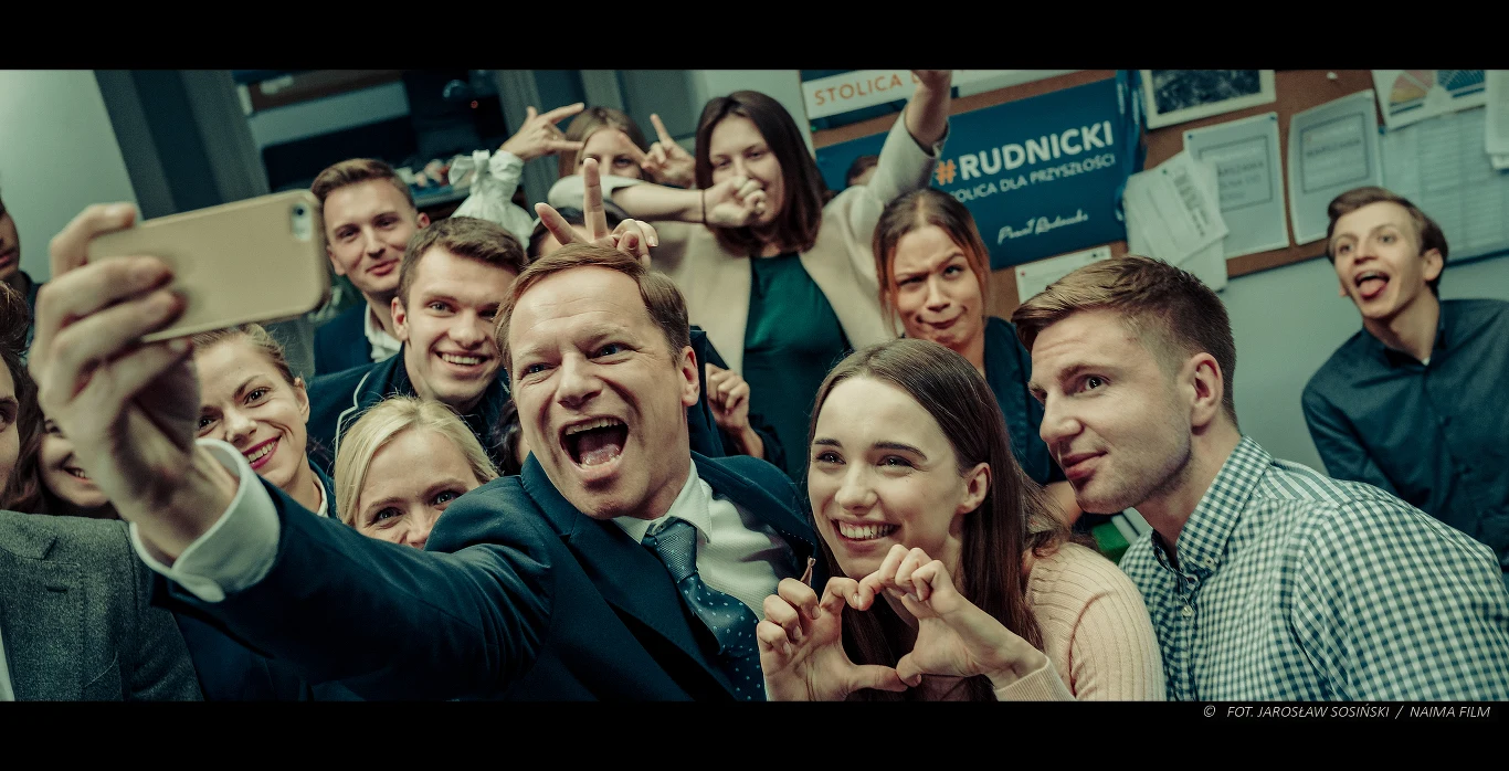 Obok niego na ekranie zobaczymy m.in.: Vanessę Aleksander ("Wojenne dziewczyny"), Danutę Stenkę ("Planeta singli"), Agatę Kuleszę ("Zimna wojna"), Macieja Stuhra ("Belfer"), Jacka Komana ("Prokurator") i Adama Gradowskiego ("Belfer 2").