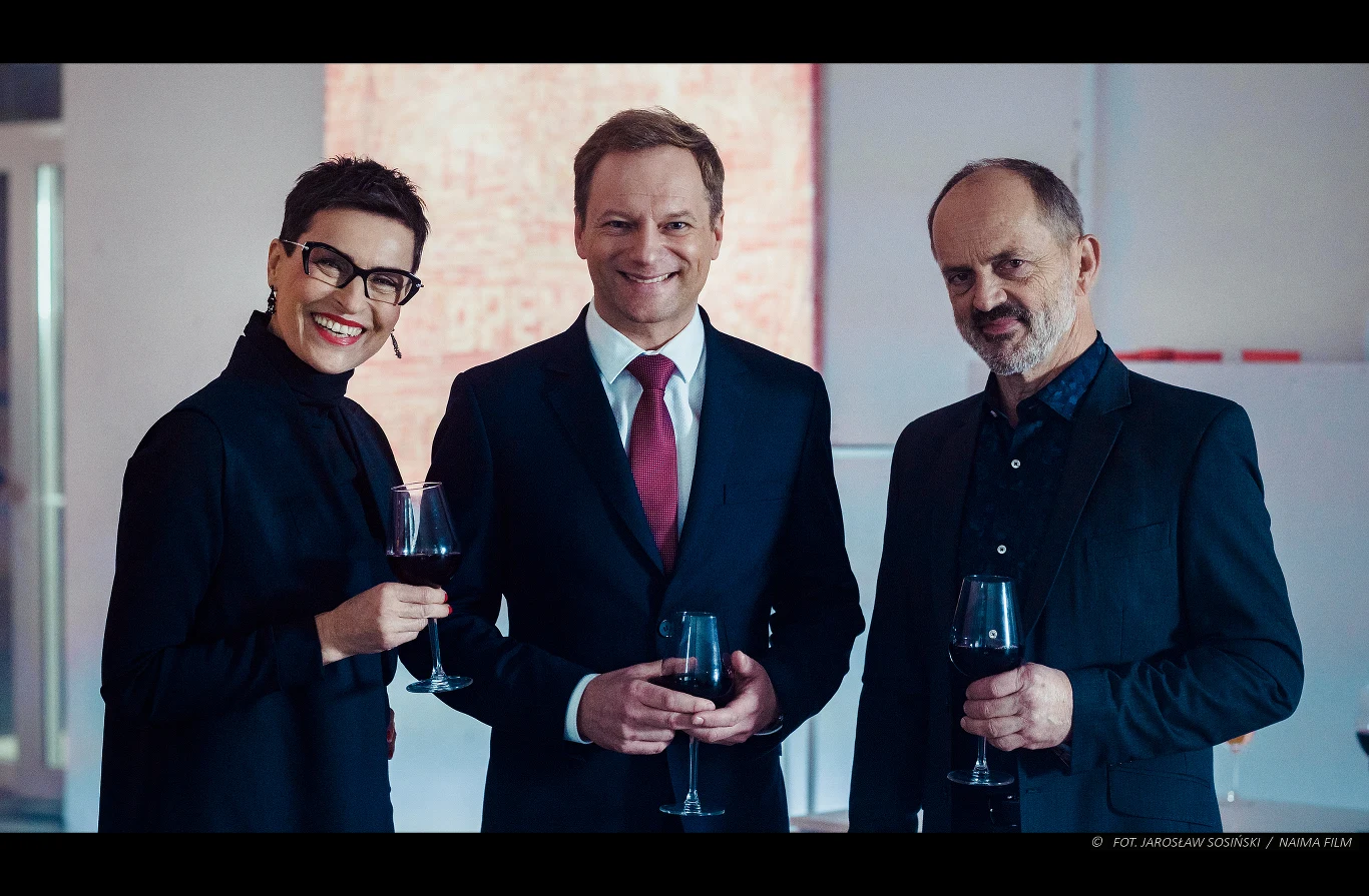 Na stanowisku scenarzysty Komasę zastąpił Mateusz Pacewicz, który napisał także skrypt do powstającego równolegle drugiego filmu reżysera pod tytułem "Boże Ciało".