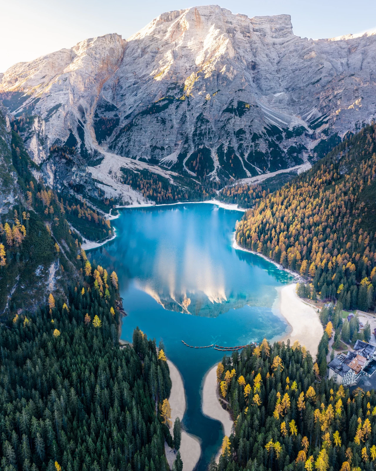 Jezioro Lago di Braies we włoskich Dolomitach. Jego turkusowe wody położone pośrodku wapiennych szczytów i towarzystwo jesiennych drzew robi niezwykłe wrażenie. Mimo, że takie widoki kojarzą nam się przyjemnie, to właśnie tutaj w czasie II wojny światowej swoją siedzibę mieli naziści. Jezioro Lago di Braies we włoskich Dolomitach. Jego turkusowe wody położone pośrodku wapiennych szczytów i towarzystwo jesiennych drzew robi niezwykłe wrażenie. Mimo, że takie widoki kojarzą nam się przyjemnie, to właśnie tutaj w czasie II wojny światowej swoją siedzibę mieli naziści.