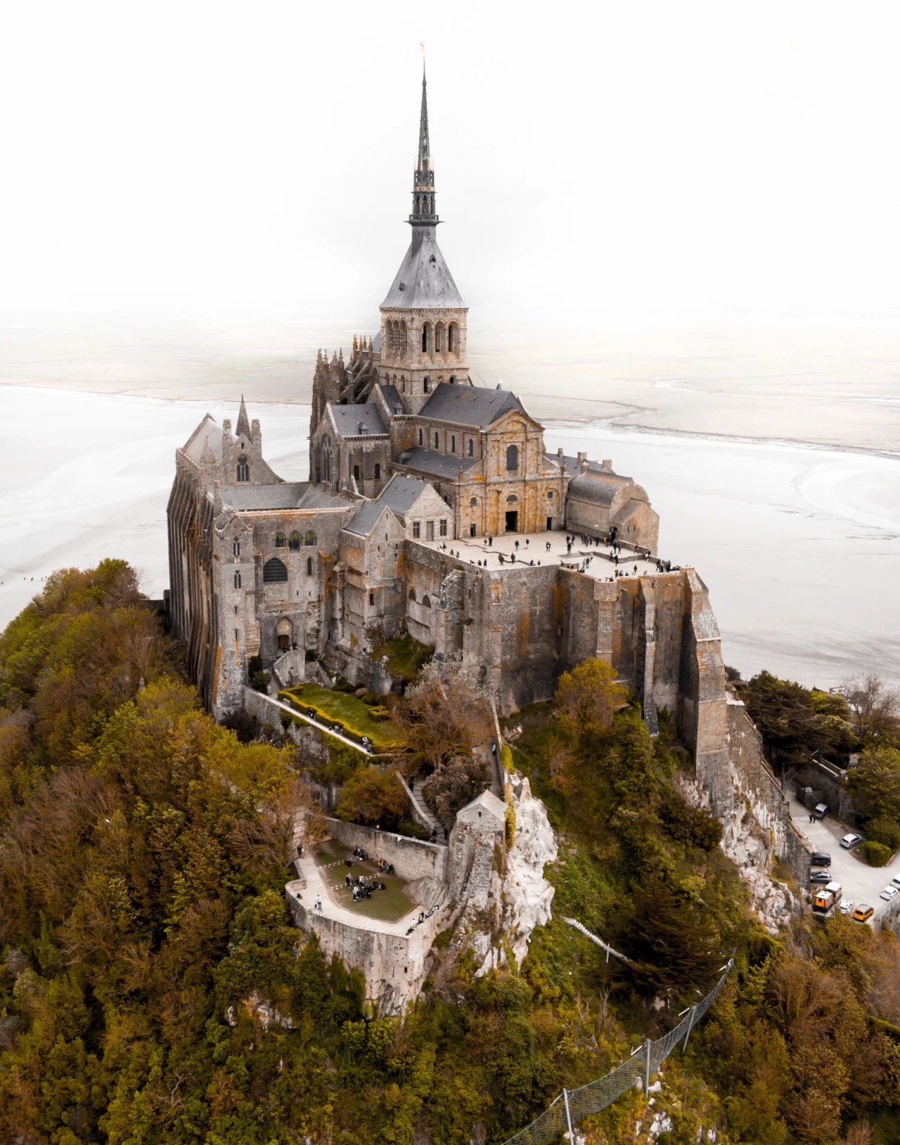 Mont Saint-Michel położona jest na kanale La Manche we Francji. Znajdująca się na wyspie budowla to nie bajkowy zamek, lecz sanktuarium Michała Archanioła. Zwiedzanie tego miejsca uzależnione jest od pływów morskich. To jedna z najchętniej odwiedzanych atrakcji Francji. Mont Saint-Michel położona jest na kanale La Manche we Francji. Znajdująca się na wyspie budowla to nie bajkowy zamek, lecz sanktuarium Michała Archanioła. Zwiedzanie tego miejsca uzależnione jest od pływów morskich. To jedna z najchętniej odwiedzanych atrakcji Francji.