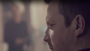 Michał Ostrowski w teledysku "Ona tak ma" grupy Mafia