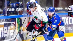 Hokeista GKS Tychy Bartłomiej Jeziorski (L) i Kacper Guzik (P) z Podhala Nowy Targ 