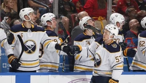 Jeff Skinner (53) z kolegami z Buffalo Sabres