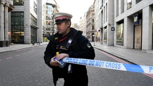 Policjant zabezpiecza ulicę w pobliżu miejsca zamachu terrorystycznego w Londynie. 