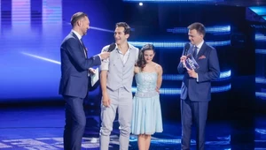 Duet prowadzących: Marcin Prokop (Z lewej) i Szymon Hołownia (z prawej). W środku zwycięzcy 12. edycji "Mam talent" - duet Marysia i Julian