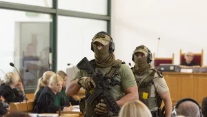 Zdjęcie z toczącego się już procesu przeciwko członkom grupy "Psycho Fans"