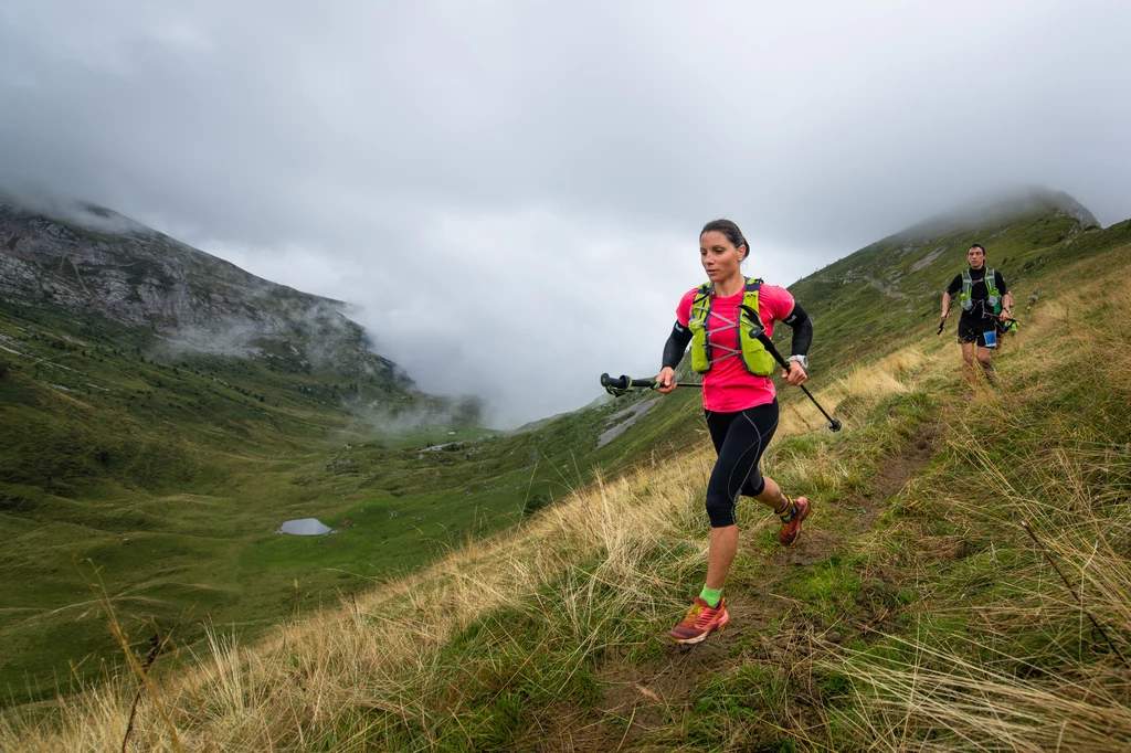 Bieganie w górach znacznie poprawia kondycję, ponieważ teren wymusza od biegającego zupełnie inną pracę mięśni