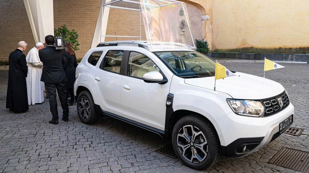 Papamobile na bazie Dacii Duster