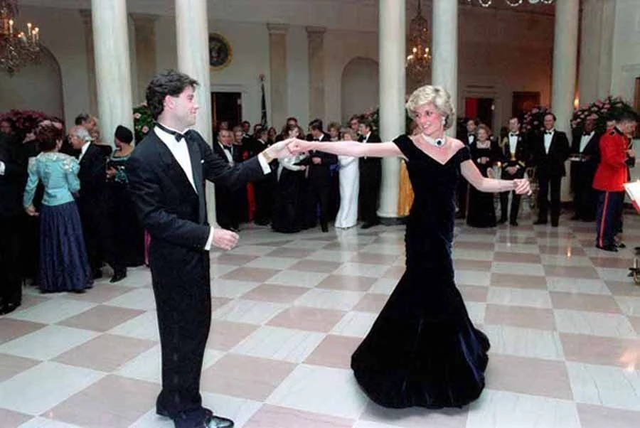 Królowa ludzkich serc miała na sobie tę suknię podczas balu zorganizowanego przez prezydenta Stanów Zjednoczonych - Ronalda Reagana i jego żonę Nancy Reagan. To wydarzenie przeszło do historii za sprawą pamiętnego tańca księżnej Diany z Johnem Travoltą. Aktor wspominał po latach to przeżycie jako najwspanialszy moment jego życia. Królowa ludzkich serc miała na sobie tę suknię podczas balu zorganizowanego przez prezydenta Stanów Zjednoczonych - Ronalda Reagana i jego żonę Nancy Reagan. To wydarzenie przeszło do historii za sprawą pamiętnego tańca księżnej Diany z Johnem Travoltą. Aktor wspominał po latach to przeżycie jako najwspanialszy moment jego życia.