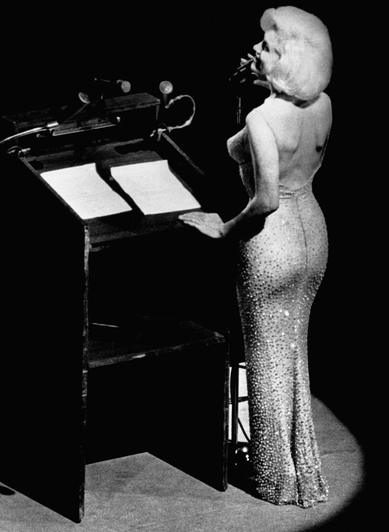 To właśnie w tej sukni Marilyn Monroe zaśpiewała pamiętne ''Happy Birthday Mr. President'' na urodzinach prezydenta Kennedy'ego w 1962 roku. W tym czasie krążyły plotki o romansie głowy państwa i aktorki, po tym występie wszyscy byli niemal pewni, że parę łączą bliskie relacje. To właśnie w tej sukni Marilyn Monroe zaśpiewała pamiętne ''Happy Birthday Mr. President'' na urodzinach prezydenta Kennedy'ego w 1962 roku. W tym czasie krążyły plotki o romansie głowy państwa i aktorki, po tym występie wszyscy byli niemal pewni, że parę łączą bliskie relacje.