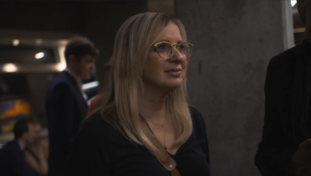 Marzena Rogalska na wernisażu Bogny Jarzemskiej-Misztalskiej Marzena Rogalska na wernisażu Bogny Jarzemskiej-Misztalskiej