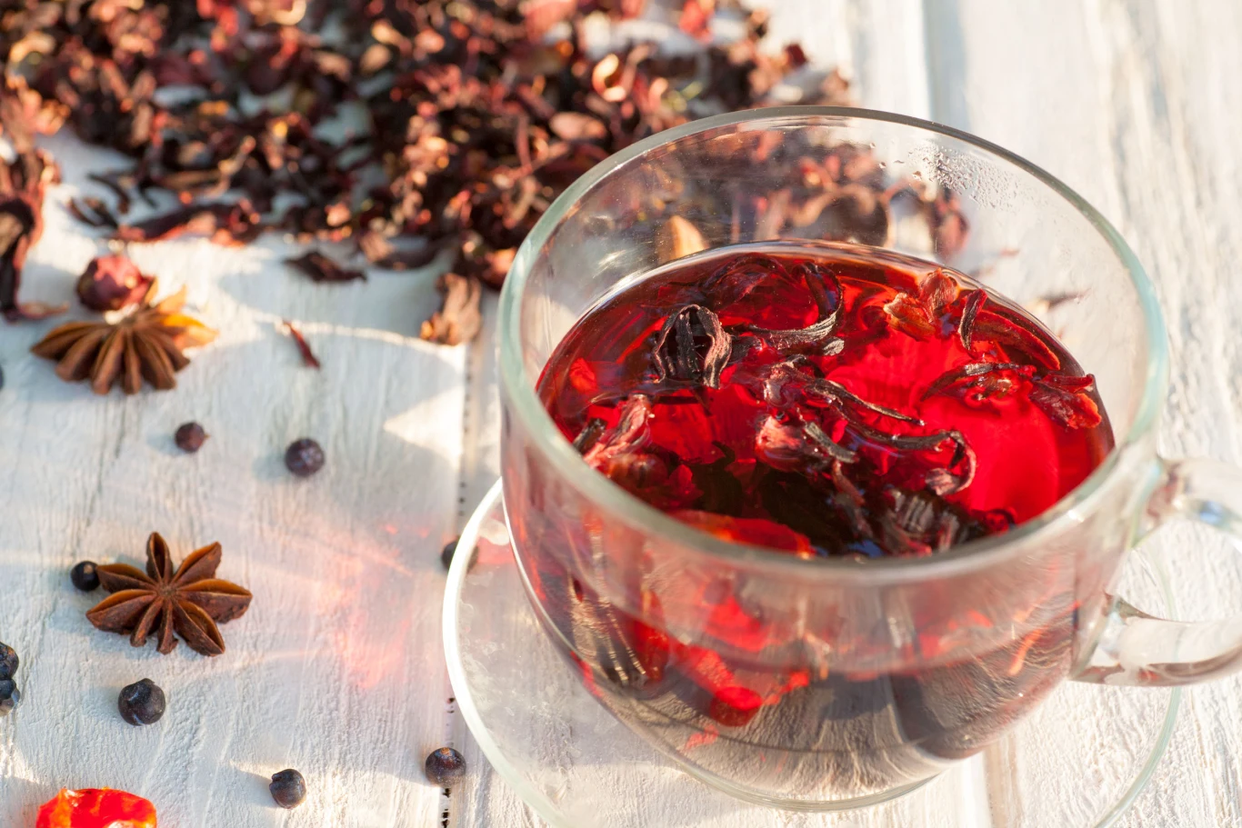 Dzięki dużej zawartości przeciwutleniaczy hibiskus obniża nie tylko ciśnienie krwi, ale też stężenie złego cholesterolu Dzięki dużej zawartości przeciwutleniaczy hibiskus obniża nie tylko ciśnienie krwi, ale też stężenie złego cholesterolu