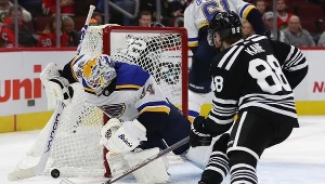 Jake Allen w meczu z Blackhawks