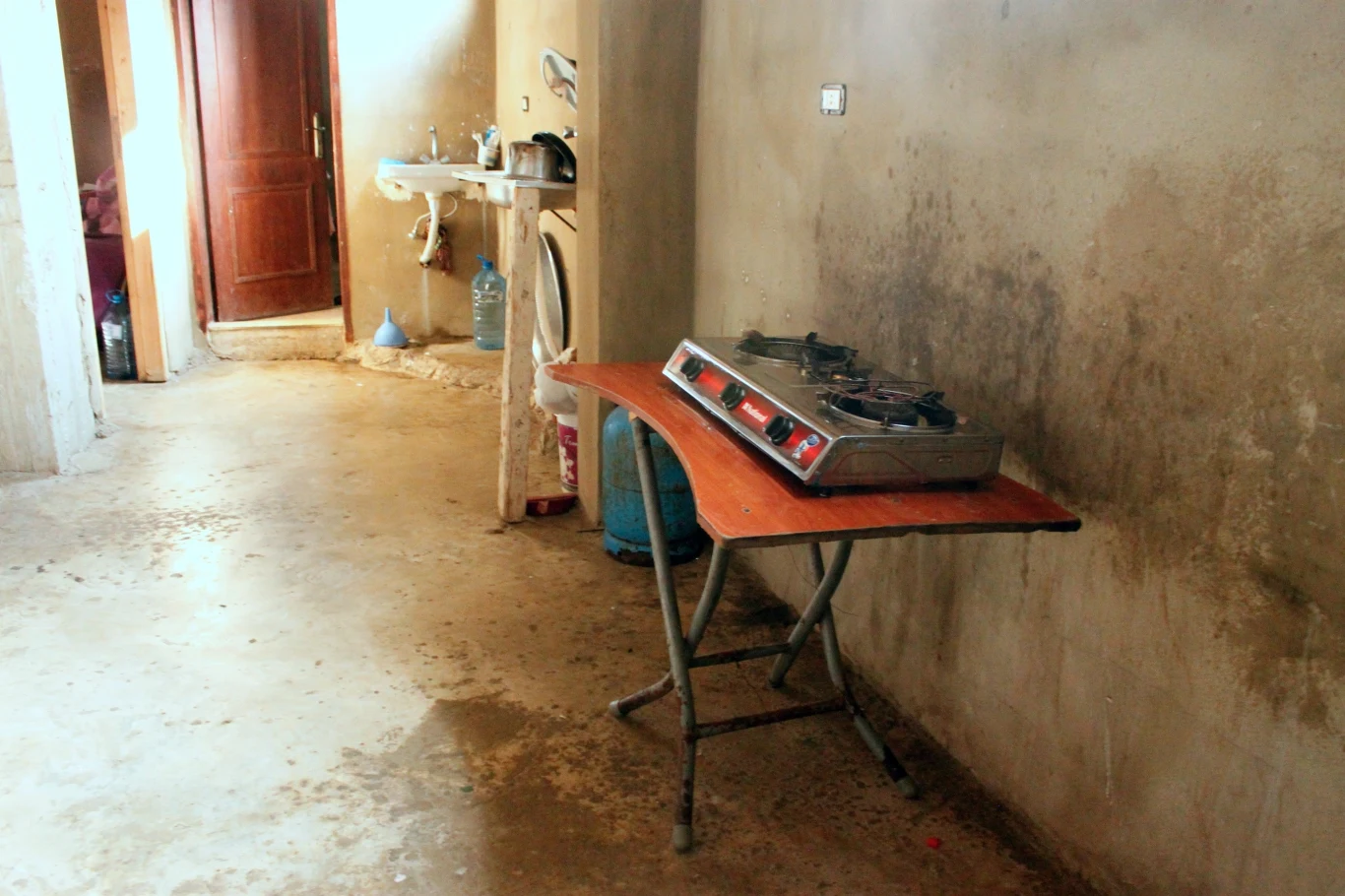 W takich warunkach mieszka Khouloud z rodziną W takich warunkach mieszka Khouloud z rodziną