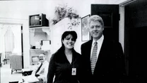 Monica Lewinsky była stażystką w Białym Domu w latach 1995-1997, wtedy doszło do romansu między nią, a Prezydentem. Dzisiaj mówi, że chciałaby zapomnieć o tamtych wydarzeniach i aferze, która rozpętała się po ujawnieniu jej związków z Billem Clintonem. 

Kobieta deklarowała też, że zamierza spalić sukienkę, za którą oferowano jej spore sumy pieniędzy.