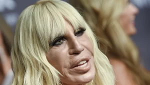 Donatella Versace w różowej rybiej łusce