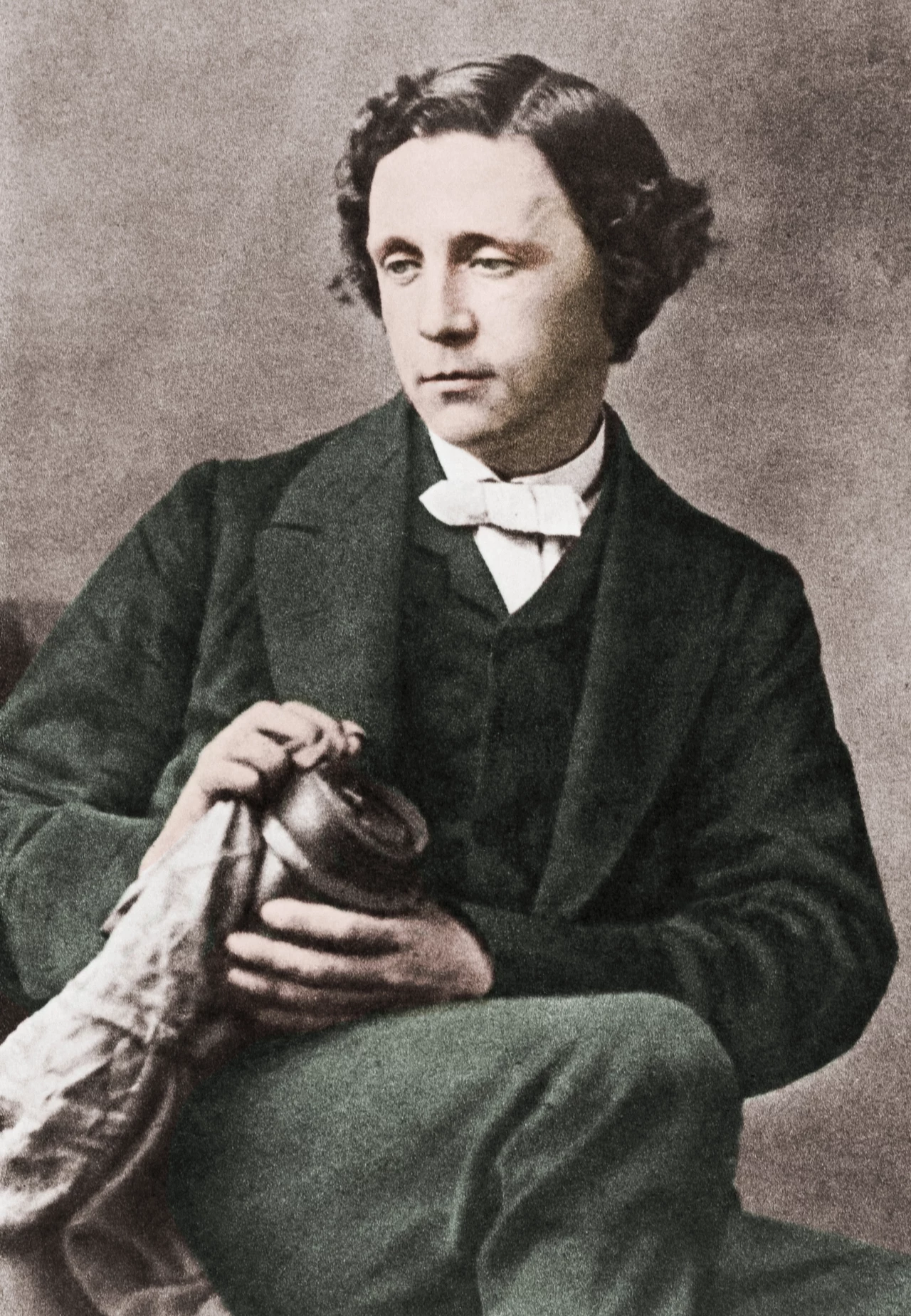 Lewis Carroll (1832-1898 r.) W rzeczywistości nazywał się Charles Lutwidge Dodgson. Brytyjski pisarz, poeta, fotograf i matematyk. Jego najbardziej znanym dziełem jest "Alicja w Krainie Czarów", a także jej kontynuacja: "Po drugiej stronie lustra". Kontrowersyjnym hobby pisarza było fotografowanie dzieci, które czasami przybierało dość osobliwą formę. Choć większość zdjęć nie wyróżniała się niczym szczególnym, to istnieje kilkadziesiąt, które budzą kontrowersje, ponieważ przedstawiają nagie dzieci. Wywołały one skandal i oskarżenia o pedofilię. W 2015 r. twórcy programu dokumentalnego stacji BBC znaleźli w archiwach Carrolla zdjęcie mniej więcej 12-letniej nagiej dziewczynki, które na nowo wywołało dyskusję o jego pedofilii. Przedstawiało starszą siostrę Alice Liddel, która była inspiracja dla fikcyjnej Alicji. W życiu Carrolla nie było kobiet i uważa się, że tłumiona pedofilia pisarza była powodem zachowania wstrzemięźliwości seksualnej aż do śmierci.