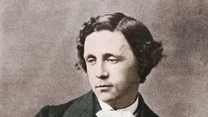 Lewis Carroll (1832-1898 r.)

W rzeczywistości nazywał się Charles Lutwidge Dodgson. Brytyjski pisarz, poeta, fotograf i matematyk. Jego najbardziej znanym dziełem jest "Alicja w Krainie Czarów", a także jej kontynuacja: "Po drugiej stronie lustra". Kontrowersyjnym hobby pisarza było fotografowanie dzieci, które czasami przybierało dość osobliwą formę. Choć większość zdjęć nie wyróżniała się niczym szczególnym, to istnieje kilkadziesiąt, które budzą kontrowersje, ponieważ przedstawiają nagie dzieci. Wywołały one skandal i oskarżenia o pedofilię.

W 2015 r. twórcy programu dokumentalnego stacji BBC znaleźli w archiwach Carrolla zdjęcie mniej więcej 12-letniej nagiej dziewczynki, które na nowo wywołało dyskusję o jego pedofilii. Przedstawiało starszą siostrę Alice Liddel, która była inspiracja dla fikcyjnej Alicji. W życiu Carrolla nie było kobiet i uważa się, że tłumiona pedofilia pisarza była powodem zachowania wstrzemięźliwości seksualnej aż do śmierci.