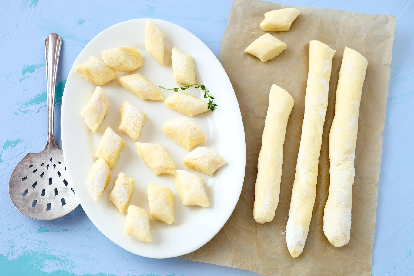 Surowe ciasto kopytek pokrój na małe kwadraciki. Powinny być proporcjonalne, w przeciwnym razie część może się rozgotować