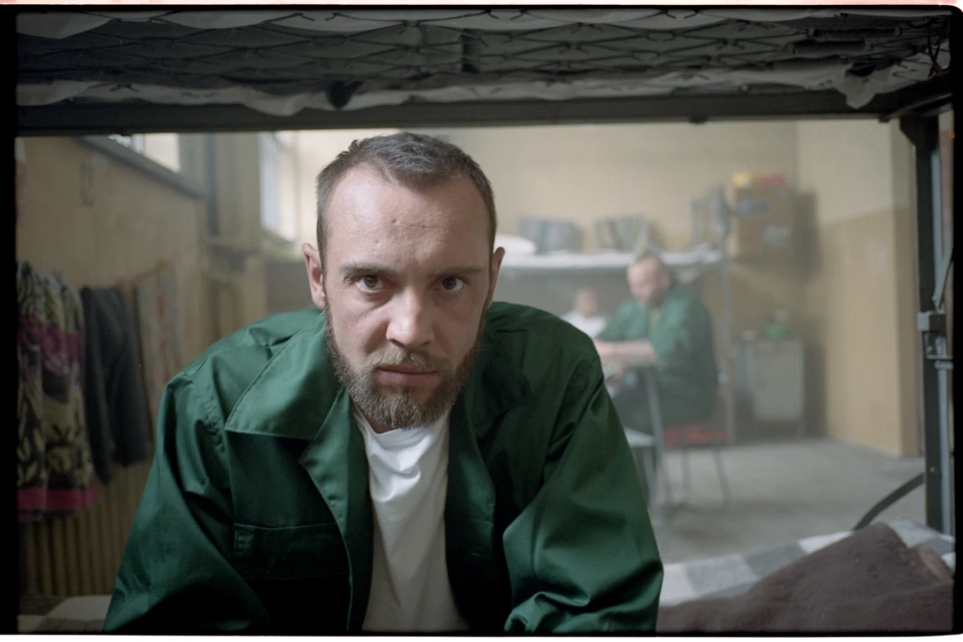 - Na prośbę bohatera, z szacunku do zmarłych i dla bezpieczeństwa tych, którzy ciągle żyją, pewne wątki zostały w sposób subtelny, nieznaczący dla treści, zmienione. Ten film opowiada o życiu prawdziwego z krwi i kości człowieka, osadzonego w strukturach i wątkach, które miały miejsce w świecie, który wszyscy jeszcze pamiętamy. Pomimo tego że film opowiada o czterdziestu latach życia człowieka, to tak naprawdę jego większość dzieje się w latach 90. i we współczesności. To jest film o szalonych czasach, które wszyscy pamiętamy, ale dotychczas, do momentu powstania "Jak zostałem gangsterem", patrzyliśmy na nie zupełnie inaczej - zapewnia reżyser Maciej Kawulski.