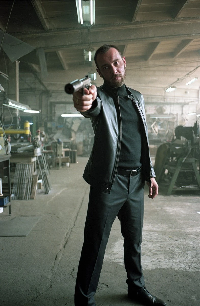 W filmie "Jak zostałem gangsterem. Historia prawdziwa" główną rolę gra Marcin Kowalczyk ("Jesteś  Bogiem", "Hardkor Disco").

- "Jak zostałem gangsterem" to ballada gangsterska okraszona sporą ilością humoru, opowiadana z perspektywy człowieka, który na przełomie XX i XXI wieku zajmował się bandyterką w Polsce. To pełna zwrotów akcji historia o dochodzeniu do władzy i wielkich pieniędzy w świecie, gdzie charakter i siła znaczą nie mniej niż lojalność i przyjaźń. Tworząc własną grupę przestępczą można wiele zyskać i bardzo wiele stracić - mówi Kowalczyk.