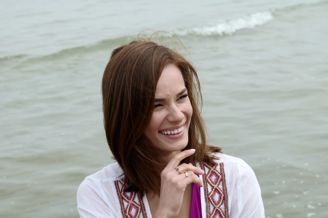 Obok Kowalczyka w filmie występują również: Tomasz Włosok, który gra Waldena, najbliższego przyjaciela głównego bohatera, oraz Natalia Szroeder w roli Magdy, ukochanej postaci granej przez Kowalczyka. Dla świetnie znanej ze sceny fonograficznej wokalistki jest to debiut na dużym ekranie.