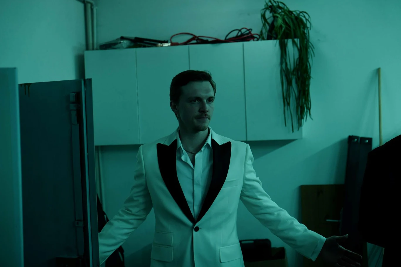 "Bardzo intrygująca historia o ludziach, którzy wyglądają dość niepozornie, a są nieobliczalni i nie znają żadnych granic, już na etapie scenariusza była dla mnie fascynująca. Świetnie napisany tekst, z którym do tej pory się nie spotkałem w polskim kinie, nieoczywiste postaci pokazane na przestrzeni kilku dekad w świetnie odtworzonej scenografii, jak i charakteryzacji" - przyznał Tomasz Włosok, filmowy Valden, przyjaciel głównego bohatera.

 