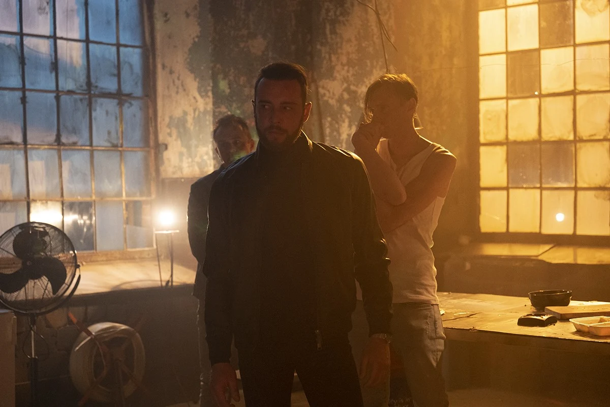 - To jest film o ludziach żyjących w czasach, w których wydawałoby się, że będąc okrutnym, bezwzględnym i silnym psychicznie, można było panować nad wszystkim, nawet nad całym krajem. W wielu krajach na świecie tak się właśnie stało - mafia była ponad władzą, ponad państwo. Nasi polscy gangsterzy w momencie, w którym mogliby już być na szczycie, sami się powybijali albo zaczęli na siebie zeznawać i w ten sposób pokonali własną strukturę - mówi reżyser filmu.