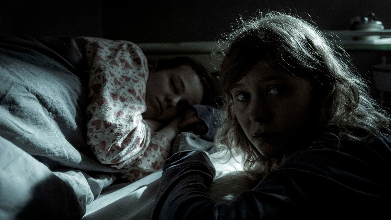 Zdjęcia zrealizowane na potrzeby filmu utrzymane są w stylistyce dokumentalnej. Taki sposób narracji podkreśla autentyczność przedstawianej historii. Ruch kamery oddaje subiektywny punkt widzenia bohaterki.

Film zrealizowany jest w planach bliskich i dalekich. Pierwsze opisują intymne, wewnętrzne uczucia bohaterki, drugie – obrazują jej przeżycia, dotyczące otaczającej rzeczywistości.

Tonacja kolorystyczna obrazu jest monochromatyczna, a świat ośrodka wychowawczego został przedstawiony w barwach przygaszonych. Piękna, bujna przyroda Warmii jest opisana za pomocą bardziej żywej, nasyconej kolorystyki i tym samym kontrastuje z dramatem głównej bohaterki.
