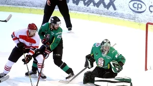 Hokeista Comarch Cracovii Zdenek Bahensky (L) oraz Henri Auvinen (C) oraz bramkarz Ondrej Raszka (P) z JKH GKS Jastrzębia