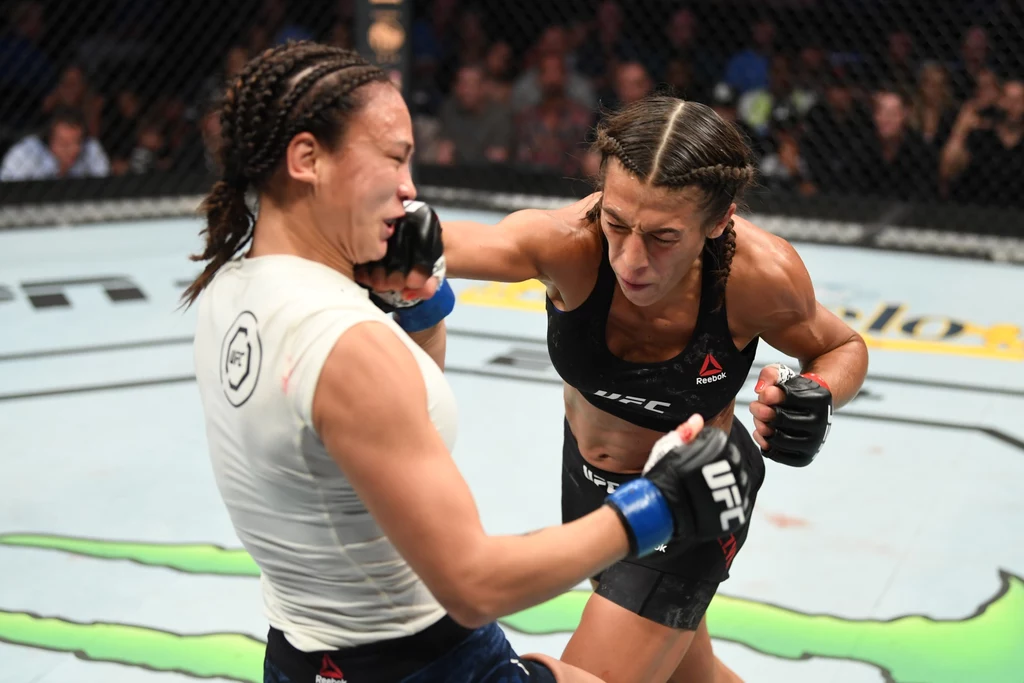 Joanna Jędrzjeczyk (przodem) w starciu z Michelle Waterson Joanna Jędrzjeczyk (przodem) w starciu z Michelle Waterson