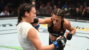Joanna Jędrzjeczyk (przodem) w starciu z Michelle Waterson