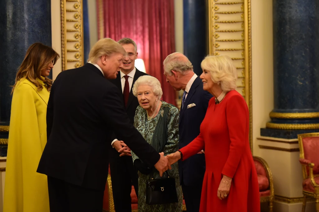 Na wspomnianym szczycie nie mogło zabraknąć najważniejszego członka rodziny królewskiej – królowej Elżbiety II. Jej wysokość zorganizowała w Pałacu Buckingham przyjęcie dla przedstawicieli państw członkowskich NATO z okazji 70 lat istnienia sojuszu. Królowa witała gości ubrana w szmaragdowy komplet, do którego dobrała klasyczną czarną torebkę. Na wspomnianym szczycie nie mogło zabraknąć najważniejszego członka rodziny królewskiej – królowej Elżbiety II. Jej wysokość zorganizowała w Pałacu Buckingham przyjęcie dla przedstawicieli państw członkowskich NATO z okazji 70 lat istnienia sojuszu. Królowa witała gości ubrana w szmaragdowy komplet, do którego dobrała klasyczną czarną torebkę.