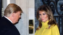 Donaldowi Trumpowi towarzyszyła jego żona Melania. Pierwsza dama Stanów Zjednoczonych przyciągnęła największą uwagę fotoreporterów. Wśród stonowanych kolorystyczne stylizacji zaskoczyła mondym i intensywnie żółtym płaszczem marki Valentino, który kosztuje około 25 tysięcy złotych. Żywy kolor przełamała fioletowymi dodatkami.