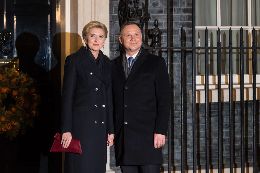 Na szczycie NATO pojawiła się również Agata Duda, która towarzyszyła swojemu mężowi podczas wspomnianego przyjęcia. Pierwsza dama Polski zdecydowała się na skromną i elegancką stylizację. Założyła bowiem czarny, dwurzędowy płaszcz i beżowe szpilki. Na szczycie NATO pojawiła się również Agata Duda, która towarzyszyła swojemu mężowi podczas wspomnianego przyjęcia. Pierwsza dama Polski zdecydowała się na skromną i elegancką stylizację. Założyła bowiem czarny, dwurzędowy płaszcz i beżowe szpilki.