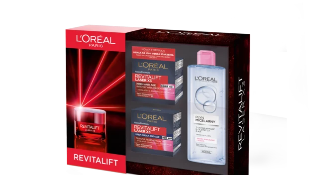 Revitalift Laser (Revitalift Laser krem na dzień 50 ml; Revitalift Laser krem na noc 50 ml; Płyn Micelarny skóra wrażliwa 400 ml) - czerwony limitowany zestaw L’Oréal Paris to idealny pomysł na magiczny świąteczny prezent dla kobiet po 40. roku życia, poszukujących w produktach do pielęgnacji twarzy najwyższej skuteczności, innowacyjnych rozwiązań oraz natychmiastowych rezultatów. Kremy perfekcyjnie korygują zmarszczki oraz pomagają wygładzić skórę i przywrócić jej gęstość, ograniczyć oznaki jej starzenia. Dodatkowo Płyn Micelarny do skóry wrażliwej koi skórę i zapobiega podrażnieniom. Skóra staje się miękka, odświeżona i odzyskuje poczucie komfortu. Cena: 72,99 zł.