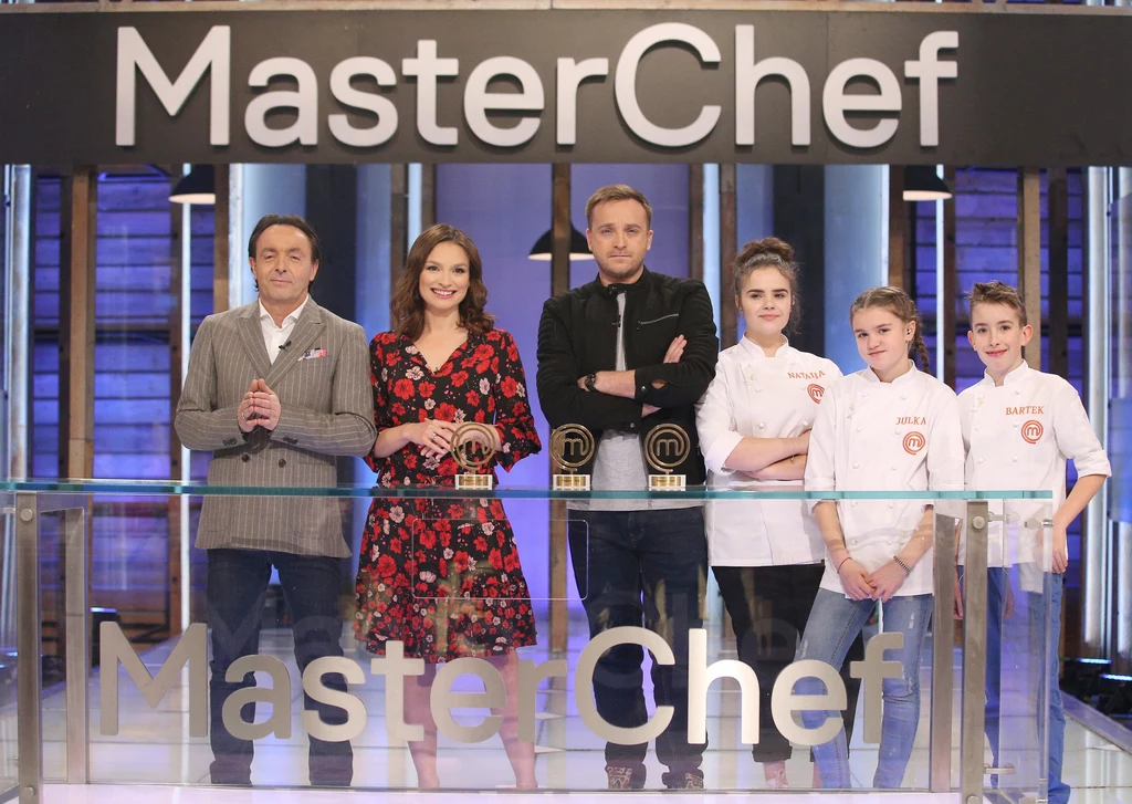 Plan programu MasterChef Junior. Na zdjęciu Michel Moran, Anna Starmach, Mateusz Gessler oraz zwycięzcy poprzednich edycji