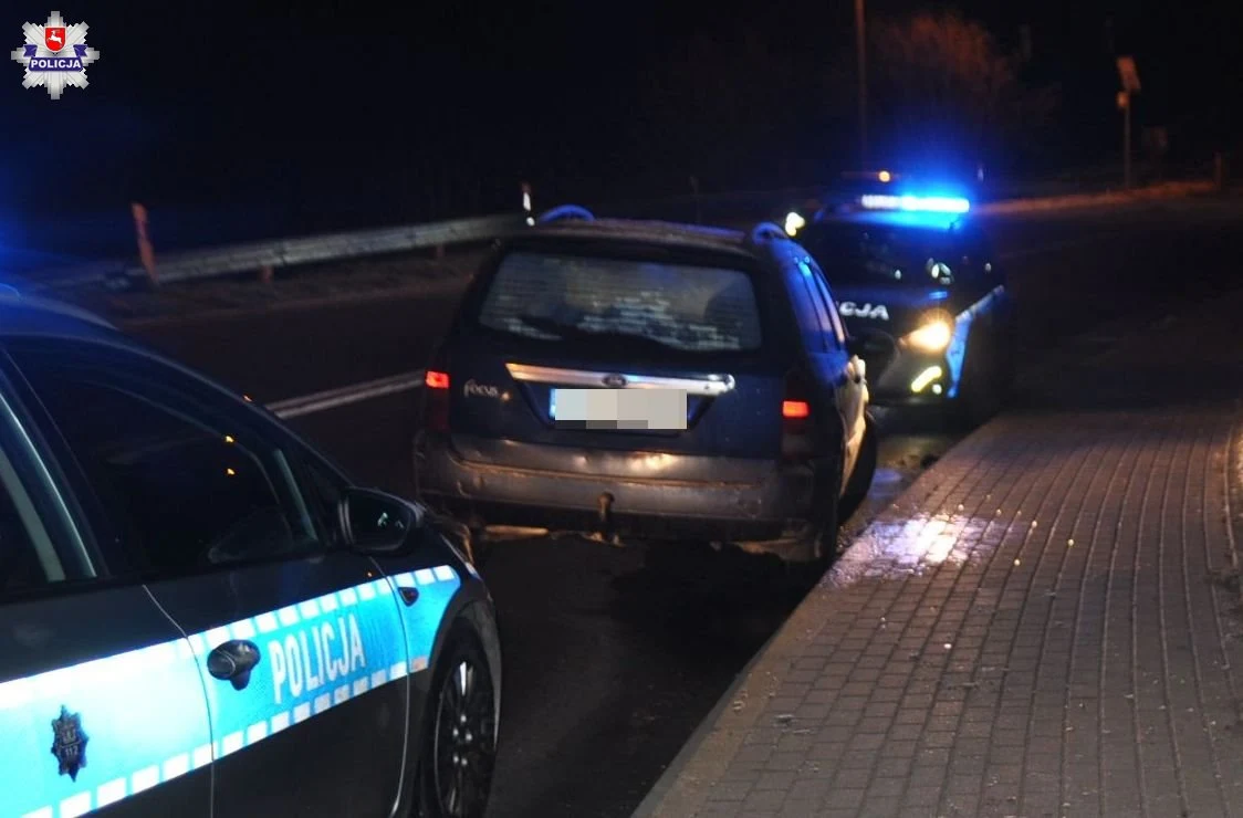 Eskapada zakończyła się po uderzeniu w krawężnik Eskapada zakończyła się po uderzeniu w krawężnik