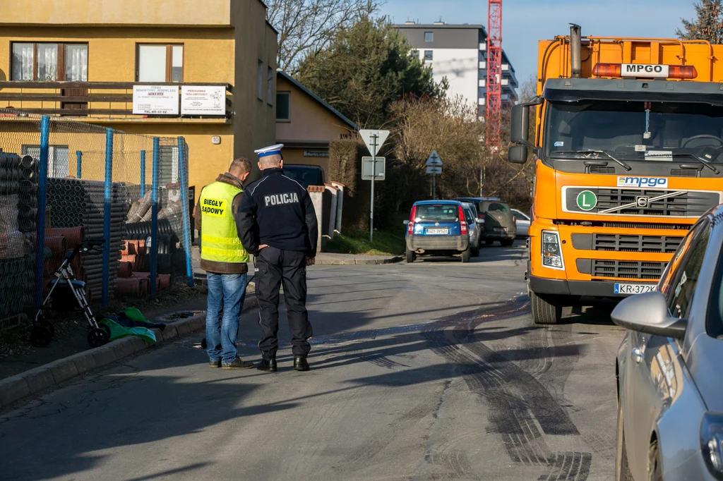 Kierowca śmierciarki ma bardzo ograniczoną widoczność, szczególnie podczas cofania. Na zdjęciu miejsce śmiertelnego potrącenia pieszego w Krakowie