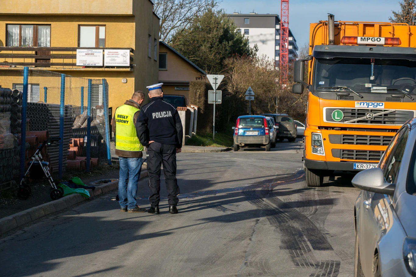 Kierowca śmierciarki ma bardzo ograniczoną widoczność, szczególnie podczas cofania. Na zdjęciu miejsce śmiertelnego potrącenia pieszego w Krakowie Kierowca śmierciarki ma bardzo ograniczoną widoczność, szczególnie podczas cofania. Na zdjęciu miejsce śmiertelnego potrącenia pieszego w Krakowie