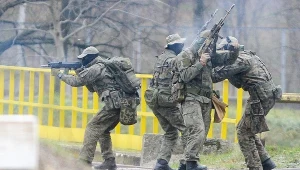 Miłośnicy militariów w przebraniu terrorystów zaatakowali szkołę na prośbę dyrektorki (zdjęcie ilustracyjne)