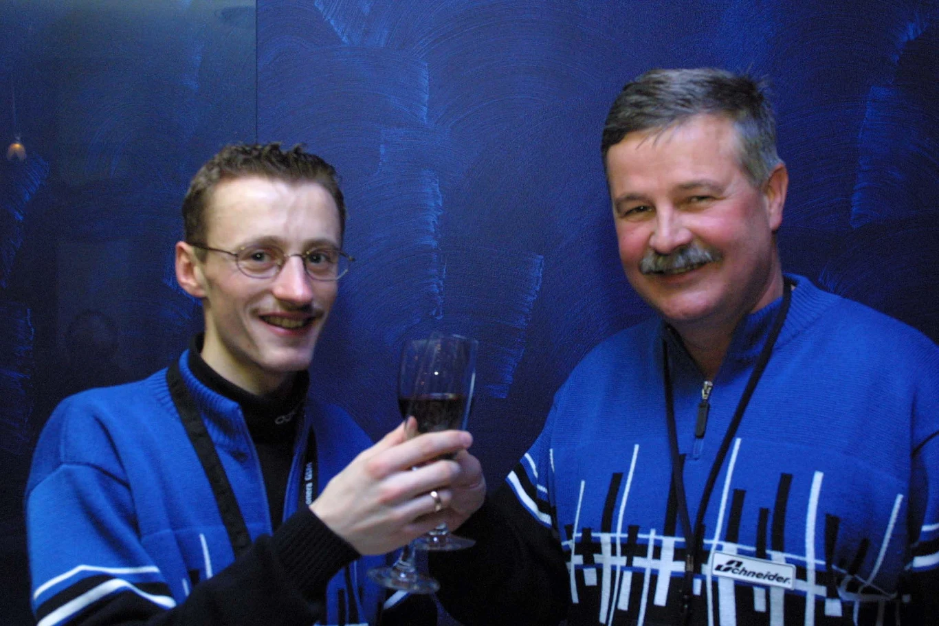 Było co świętować w 2001 roku. Adam Małysz (z lewej) zdobył w Lahti złoty i srebrny medal w konkursach indywidualnych mistrzostw świata. Apoloniusz Tajner miał powody do radości