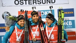 Na podium od lewej: Simon Desthieux, Martin Fourcade i Quentin Fillon-Maillet