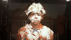 Noah Jupe w scenie z filmu "Słodziak"