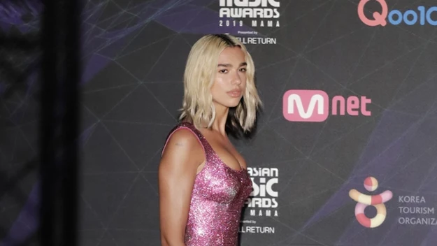 Dua Lipa jest obecnie jedną z najbardziej popularnych wokalistek na świecie. Gwiazda często pojawia się więc na branżowych imprezach. 

Czwartego grudnia w Japonii odbyła się ceremonia wręczenia nagród Asian Music Awards. Brytyjska gwiazda również się na nim pojawiła. 