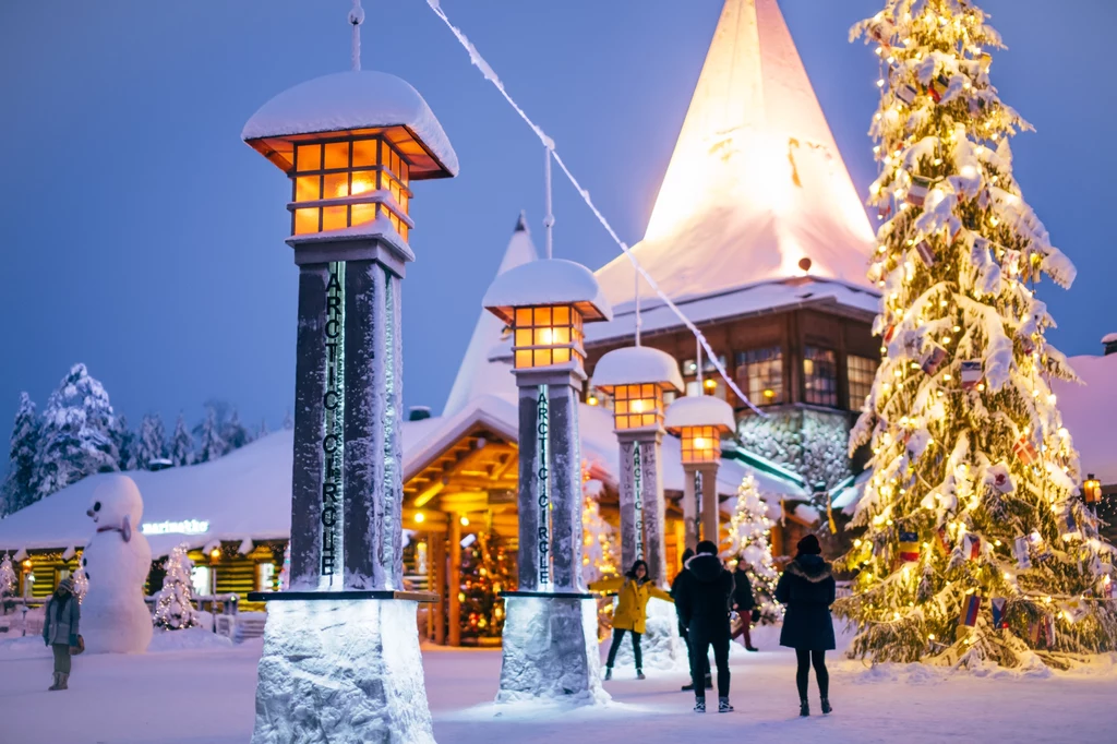 Wioska w Rovaniemi – prawdziwy dom Świętego Mikołaja? Znajdujące się za kołem podbiegunowym miasto Rovaniemi było pierwszym odbiorcą pomocy dostarczanej przez poprzednika UNICEFU – międzynarodową organizację działającą pod nazwą UNRRA. Jej zarząd postanowił ożywić ruch turystyczny w tamtym rejonie i w konsekwencji wybudował chatkę dla turystów. Sam budynek nie był jednak w stanie przyciągnąć do tego uroczego miasteczka zagranicznych gości. Za jego turystycznym sukcesem stoi wdowa po prezydencie USA – Eleanora Roosevelt. Kobieta odwiedziła Rovaniemi zaintrygowana jego niezwykłą architekturą. Za jej przykładem, do miasta zaczęły ściągać tłumy turystów, a jego władze zostały zmuszone do rozbudowy infrastruktury. Okolica chaty powiększyła się o liczne kawiarnie, sklepy z pamiątkami, a także pocztę. Wioska w Rovaniemi – prawdziwy dom Świętego Mikołaja? Znajdujące się za kołem podbiegunowym miasto Rovaniemi było pierwszym odbiorcą pomocy dostarczanej przez poprzednika UNICEFU – międzynarodową organizację działającą pod nazwą UNRRA. Jej zarząd postanowił ożywić ruch turystyczny w tamtym rejonie i w konsekwencji wybudował chatkę dla turystów. Sam budynek nie był jednak w stanie przyciągnąć do tego uroczego miasteczka zagranicznych gości. Za jego turystycznym sukcesem stoi wdowa po prezydencie USA – Eleanora Roosevelt. Kobieta odwiedziła Rovaniemi zaintrygowana jego niezwykłą architekturą. Za jej przykładem, do miasta zaczęły ściągać tłumy turystów, a jego władze zostały zmuszone do rozbudowy infrastruktury. Okolica chaty powiększyła się o liczne kawiarnie, sklepy z pamiątkami, a także pocztę.