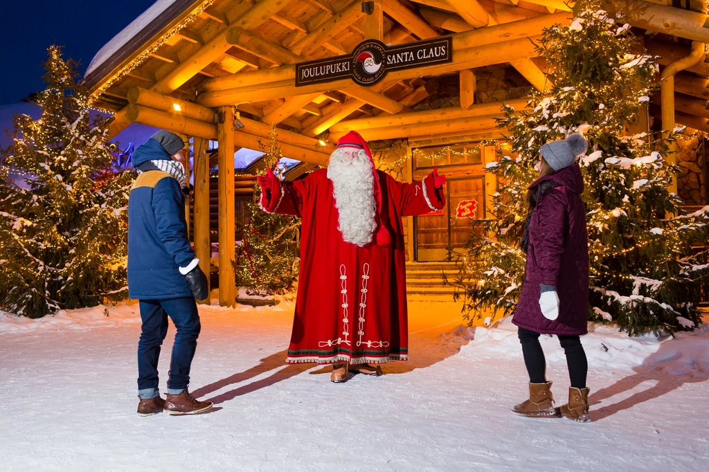 Rovaniemi od lat funkcjonowało w świadomości mieszkańców Finlandii jako siedziba Świętego Mikołaja. Dzięki wysiłkom lokalnych władz cały świat utożsamia miasto z jego domem. Co więcej, na fiński adres pocztowy Mikołaja przychodzi rocznie ponad 700 000 listów ze 150 krajów. Rovaniemi od lat funkcjonowało w świadomości mieszkańców Finlandii jako siedziba Świętego Mikołaja. Dzięki wysiłkom lokalnych władz cały świat utożsamia miasto z jego domem. Co więcej, na fiński adres pocztowy Mikołaja przychodzi rocznie ponad 700 000 listów ze 150 krajów.