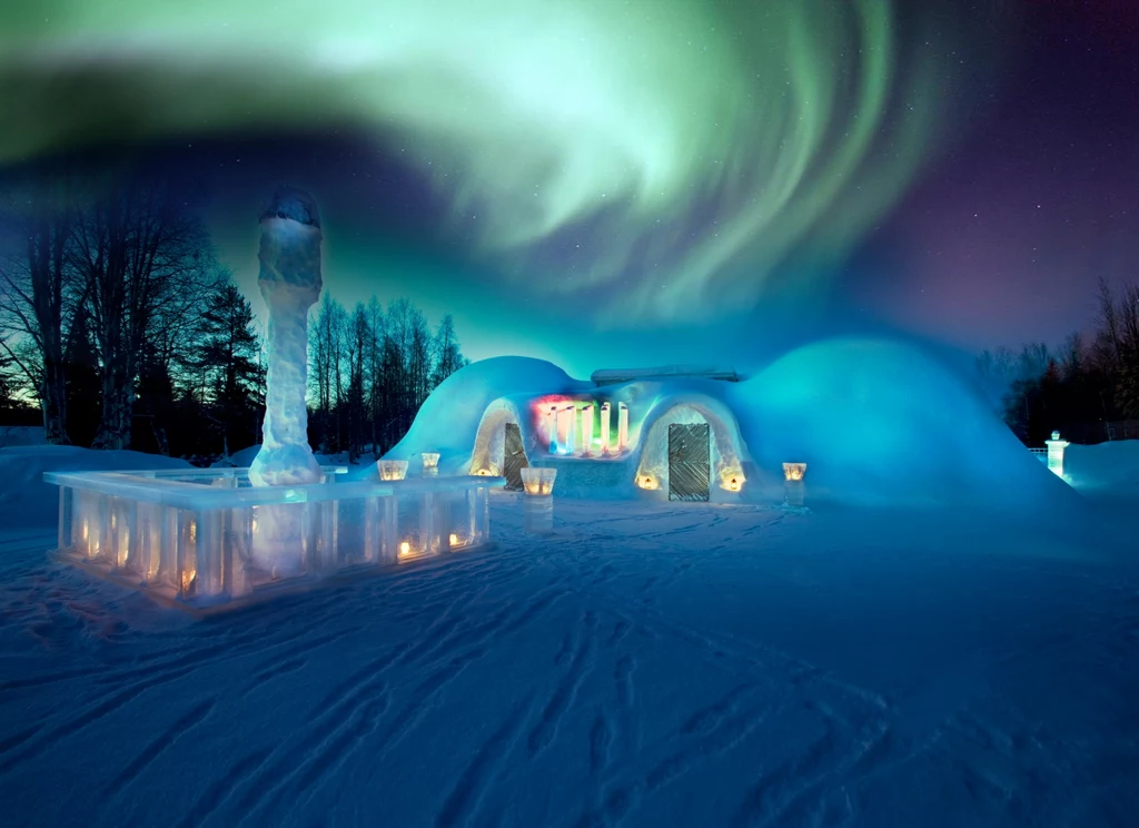 W Rovaniemi doświadczymy także niezwykłej magii, jaką roztacza tutaj natura. Miasto jest bowiem najlepszym miejscem do podziwiania zorzy polarnej, która jest widoczna nawet w centrum miasta. Jeśli nie chcecie marznąć w oczekiwaniu na podniebny taniec polarnych świateł, to koniecznie zainstalujcie na swoich telefonach aplikację „Aurora Alert Realtime”. O zbliżającej się zorzy zostaniecie poinformowani za pomocą SMS-a lub maila. W Rovaniemi doświadczymy także niezwykłej magii, jaką roztacza tutaj natura. Miasto jest bowiem najlepszym miejscem do podziwiania zorzy polarnej, która jest widoczna nawet w centrum miasta. Jeśli nie chcecie marznąć w oczekiwaniu na podniebny taniec polarnych świateł, to koniecznie zainstalujcie na swoich telefonach aplikację „Aurora Alert Realtime”. O zbliżającej się zorzy zostaniecie poinformowani za pomocą SMS-a lub maila.